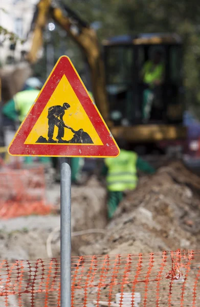 Försiktighet gräva tecken arbetstagare — Stockfoto