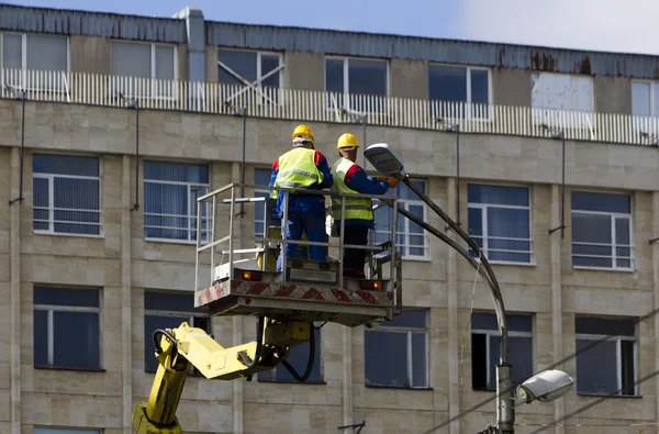 Eletricistas reparando luzes de rua — Fotografia de Stock