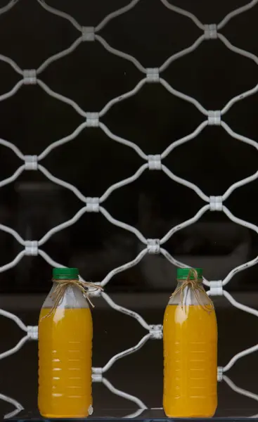 Suco de laranja em uma fileira — Fotografia de Stock