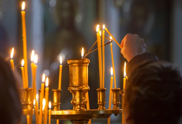 Menschliche Handkerzen Kirche — Stockfoto