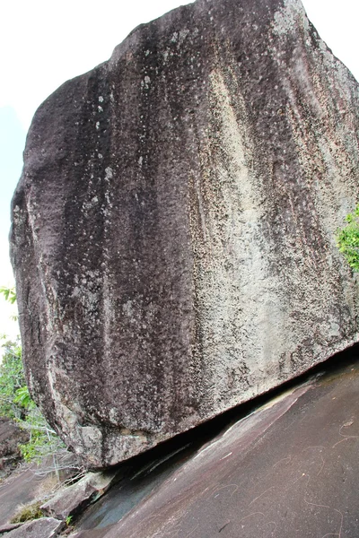 Paisaje rocoso en Seychelles con telarañas —  Fotos de Stock