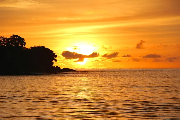 Tramonto alle Seychelles con alberi e montagne — Foto Stock