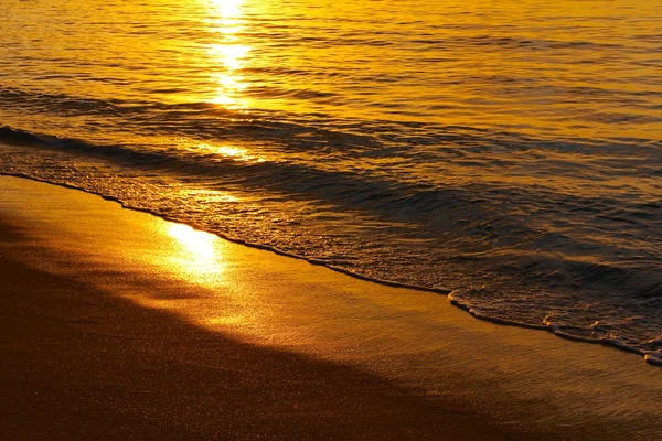 Ηλιοβασίλεμα στα κύματα χρυσή παραλία Σεϋχέλλες — Φωτογραφία Αρχείου