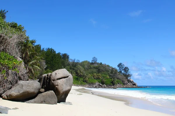 Vita stranden och granit klippor vid havet på Seychellerna — Stockfoto