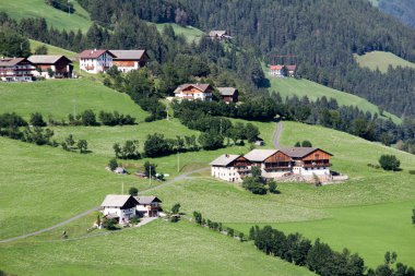 Bavyera pastoral manzara, köy ve zugspitze