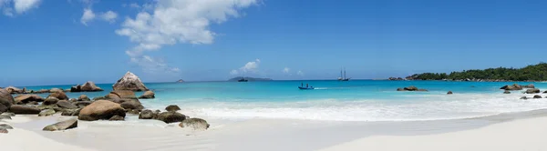 Ett panorama på stranden i Seychellerna — Stockfoto