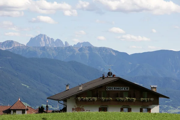 Idyllische Beierse landschap, dorp en zugspitze — Stockfoto