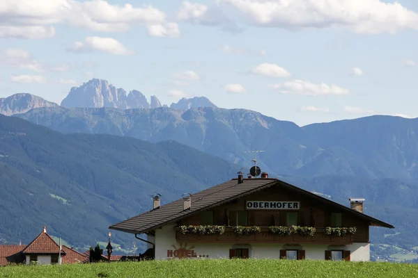 Idílica paisagem bávara, aldeia e zugspitze — Fotografia de Stock