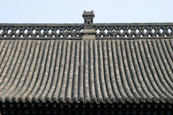 Toit chinois traditionnel avec le ciel bleu — Photo