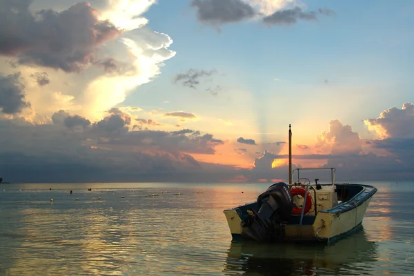 Παραλία ηλιοβασίλεμα βάρκα negril Τζαμάικα — Φωτογραφία Αρχείου