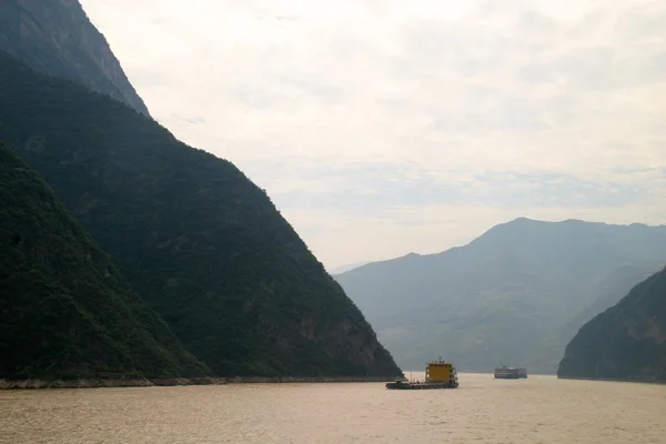Річка Янцзи чіппінг Ухань з горою — стокове фото