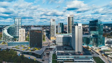 Neris Nehri kıyısındaki Vilnius İş Bölgesi 'nin hava manzarası. Vilnius Şehir Manzarası ve Modern Gökdelenler. Litvanya