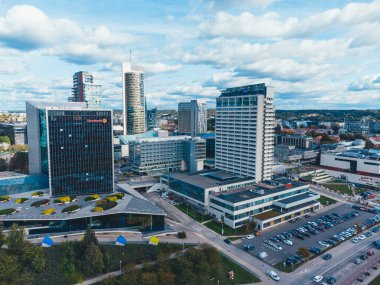 Neris Nehri kıyısındaki Vilnius İş Bölgesi 'nin hava manzarası. Vilnius Şehir Manzarası ve Modern Gökdelenler. Litvanya
