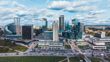 Neris Nehri kıyısındaki Vilnius İş Bölgesi 'nin hava manzarası. Vilnius Şehir Manzarası ve Modern Gökdelenler. Litvanya