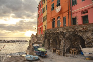 Riomaggiore köy sokağı, sonbaharda tekne ve deniz. Cinque Terre, Ligury, İtalya
