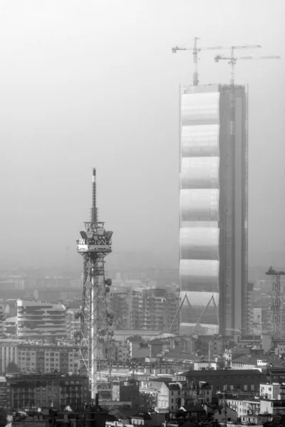 Milano panorama z vysokých Rai věž Isozaki věž ekviv — Stock fotografie