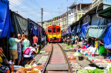 Maeklong Demiryolu Pazarı Talad Rom Hub Bangkok Tayland Asya