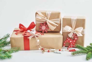 Hediye kutuları Noel ağacı arka planı. Lüks yeni yıl hediyesi. Hediye kutusuyla mutlu Noeller. Noel kutlaması. Kış tatilleri. Xmas maket yapıyor. Tebrik kartı şablonu