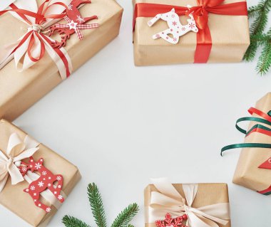 Hediye kutuları Noel ağacı arka planı. Lüks yeni yıl hediyesi. Hediye kutusuyla mutlu Noeller. Noel kutlaması. Kış tatilleri. Xmas maket yapıyor. Tebrik kartı şablonu