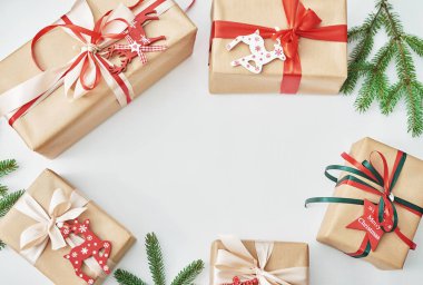 Hediye kutuları Noel ağacı arka planı. Lüks yeni yıl hediyesi. Hediye kutusuyla mutlu Noeller. Noel kutlaması. Kış tatilleri. Xmas maket yapıyor. Tebrik kartı şablonu