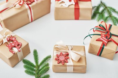 Hediye kutuları Noel ağacı arka planı. Lüks yeni yıl hediyesi. Hediye kutusuyla mutlu Noeller. Noel kutlaması. Kış tatilleri. Xmas maket yapıyor. Tebrik kartı şablonu