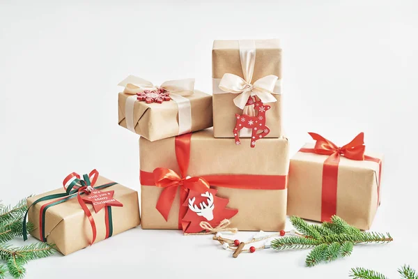 Ajándék Dobozok Karácsonyfa Háttér Luxus Újévi Ajándék Boldog Karácsonyi Hátteret — Stock Fotó