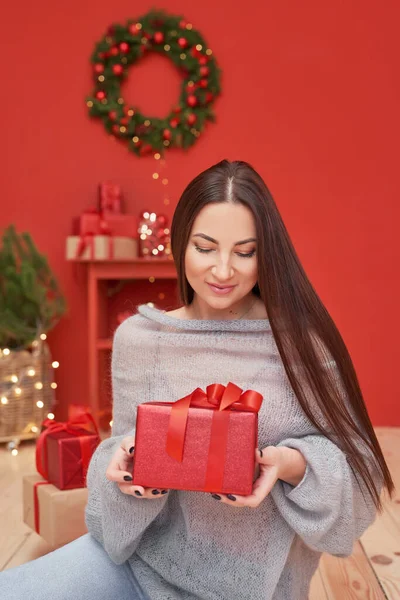 Mulher Natal Menina Com Presentes Fundo Árvore Natal Cartão Felicitações — Fotografia de Stock
