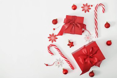 Noel hediyesi kutusu, lolipoplar ve oyuncaklar. Xmas yatıyordu. Mutlu yıllar ve mutlu Noeller tebrik kartı. Şablon, uzayı kopyala. Kış kutlamaları, hafta sonları ve tatiller