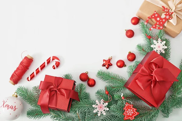 Noel hediyesi kutusu, çam dalları ve oyuncaklar. Xmas yatıyordu. Mutlu yıllar ve mutlu Noeller tebrik kartı. Şablon, uzayı kopyala. Kış kutlamaları, hafta sonları ve tatiller