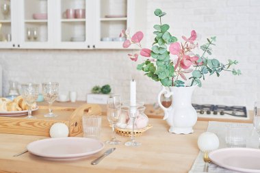 Dairenin içinde beyaz mutfak. Sevgililer günü mutfak dekoru. Mutfak aletleri ve rafları..