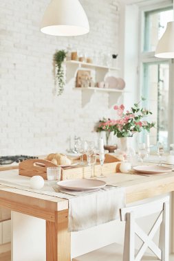 Dairenin içinde beyaz mutfak. Sevgililer günü mutfak dekoru. Mutfak aletleri ve rafları..