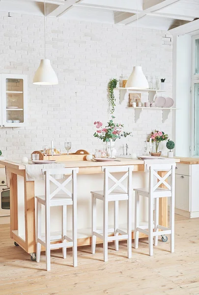 Weiße Küche Loft Stil Valentinstag Küche Dekor Küchenutensilien Und Regale — Stockfoto