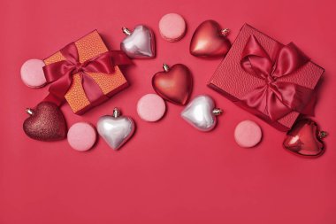 Sevgililer Günü tebrik kartı. Kırmızı arka planda çiçekler ve hediye kutuları. Mutlu yıllar ve anneler günü şablonu.