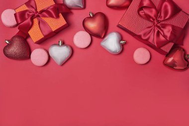 Sevgililer Günü tebrik kartı. Kırmızı arka planda çiçekler ve hediye kutuları. Mutlu yıllar ve anneler günü şablonu.