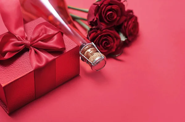 Tarjeta Felicitación San Valentín Flores Cajas Regalos Sobre Fondo Rojo — Foto de Stock