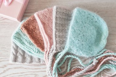 Dikiş ve örgü. Hobiler ve yaratıcılık. Çocuklar için örgü. Örgü oyuncaklar, tavşan ve şapka. El yapımı oyuncak tavşan. Bebek şapkası. İplik, iplik ve toplar.