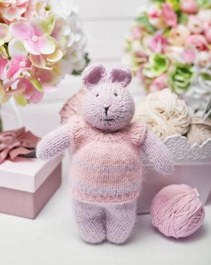 Dikiş ve örgü. Hobiler ve yaratıcılık. Çocuklar için örgü. Örgü oyuncak tavşan. El yapımı oyuncak tavşan. Mutlu Paskalya tebrik kartları. İplik, iplik ve toplar.