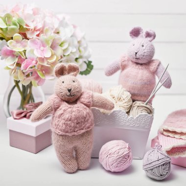 Dikiş ve örgü. Hobiler ve yaratıcılık. Çocuklar için örgü. Örgü oyuncak tavşan. El yapımı oyuncak tavşan. Mutlu Paskalya tebrik kartları. İplik, iplik ve toplar.