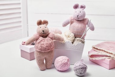 Dikiş ve örgü. Hobiler ve yaratıcılık. Çocuklar için örgü. Örgü oyuncak tavşan. El yapımı oyuncak tavşan. Mutlu Paskalya tebrik kartları. İplik, iplik ve toplar.