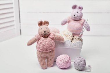 Dikiş ve örgü. Hobiler ve yaratıcılık. Çocuklar için örgü. Örgü oyuncak tavşan. El yapımı oyuncak tavşan. Mutlu Paskalya tebrik kartları. İplik, iplik ve toplar.
