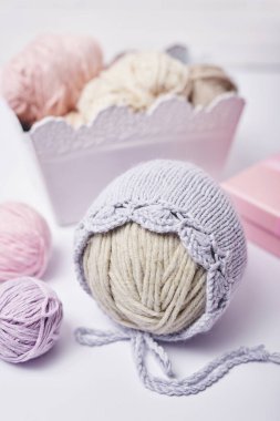 Dikiş ve örgü. Hobiler ve yaratıcılık. Çocuklar için örgü. Örgü oyuncaklar, tavşan ve şapka. El yapımı oyuncak tavşan. Bebek şapkası. İplik, iplik ve toplar.