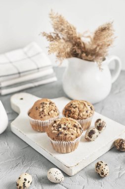 Paskalya tatlısı ev yapımı kek ve bıldırcın yumurtası. Tebrik kartı. Kutlama yemeği. İkramlı bir masa. Ev yapımı kekler ve tatlılar.