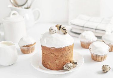 Paskalya tatlısı ev yapımı kek ve bıldırcın yumurtası. Tebrik kartı. Kutlama yemeği. İkramlı bir masa. Ev yapımı kekler ve tatlılar.