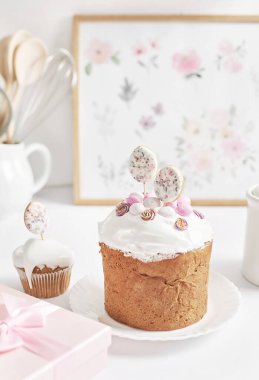 Paskalya tatlısı ev yapımı kek ve bıldırcın yumurtası. Tebrik kartı. Kutlama yemeği. İkramlı bir masa. Ev yapımı kekler ve tatlılar.