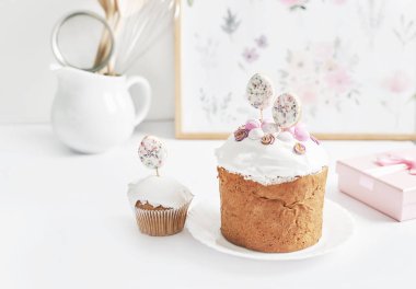 Paskalya tatlısı ev yapımı kek ve bıldırcın yumurtası. Tebrik kartı. Kutlama yemeği. İkramlı bir masa. Ev yapımı kekler ve tatlılar.