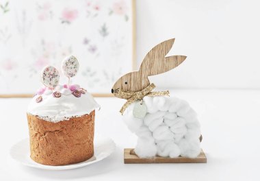 Paskalya tatlısı ev yapımı kek. Tebrik kartı. Kutlama yemeği. Paskalya tavşanı ve yumurta