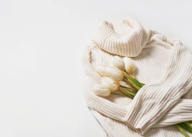 Çiçekler düzleşir Mutlu Anneler Günleri, şık kadınsı üst görünüm ve bahar konsepti. Kahraman başlığı arkaplanı bloğu. Kadınlar için bir hediye. Bir buket beyaz lale. Doğum günün kutlu olsun.