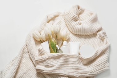 Çiçekler ve kozmetikler düzdü. Anneler Günün kutlu olsun, şık kadın ve bahar konsepti. Kahraman başlığı arkaplanı bloğu. Kadınlar için bir hediye. Doğal bakım kozmetik ve kaplıca.