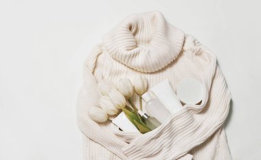 Çiçekler ve kozmetikler düzdü. Anneler Günün kutlu olsun, şık kadın ve bahar konsepti. Kahraman başlığı arkaplanı bloğu. Kadınlar için bir hediye. Doğal bakım kozmetik ve kaplıca.