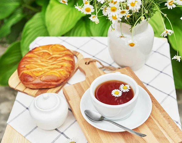 Desayuno Afuera Una Taza Fresas Cerezas Pastel Calabaza Mesa Picnic —  Fotos de Stock